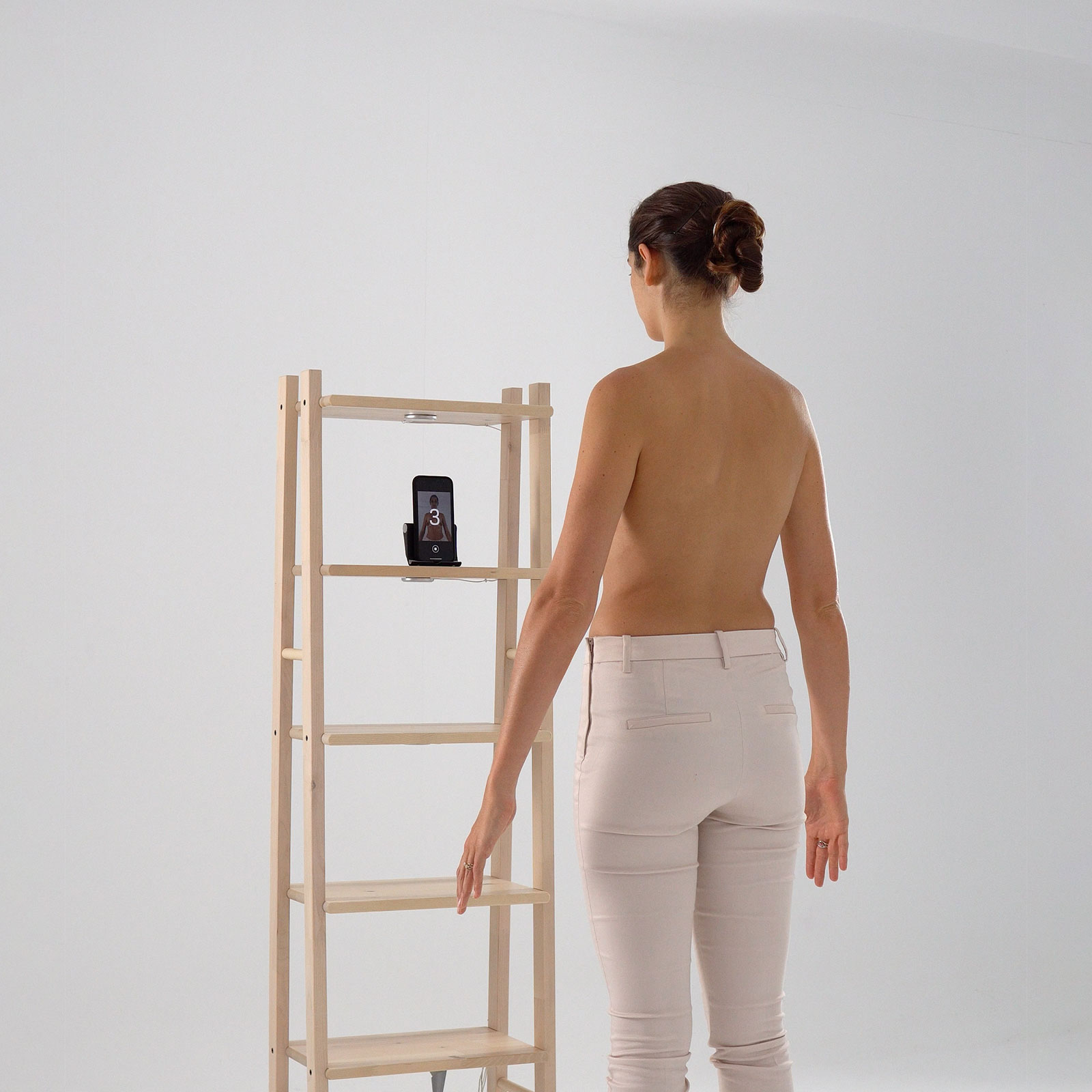 Paziente che scatta foto per generare un modello 3D del seno.